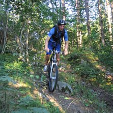 skogcykling. Foto: Tobias Olsson. &Aring;kare: Ville Berg-Malmborg.