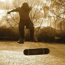 Kickflip. Foto: Helena m&aring;rde. &Aring;kare: Stefan Lund.