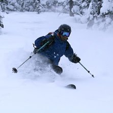Martin l&auml;gger n&aring;gra fina sv&auml;ngar i en gl&auml;nta i. Foto: Erik Dedering. &Aring;kare: Martin Oskarsson.
