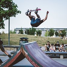 Rickard Nilsson g&ouml;r en fet backflip i Plazan och . Foto: Joel Ericsson. &Aring;kare: Rickard Nilsson.