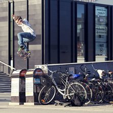 Daniel droppar ner f&ouml;r en mur vid Uppsala central. Foto: Jonathan Birkemyr. &Aring;kare: Daniel Bergman.