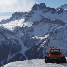liten pistmaskin med stoort berg i bakgrunden. Foto: jag.