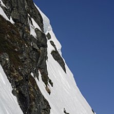 Basti droppar stora klippan i &Ouml;stra och passar p�. Foto: Mattias Fredriksson. &Aring;kare: Sebastian Garhammer.