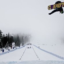 Ludde sprider k&auml;rlek i dimman och flatljus n&auml;r h. Foto: Christofer Thelin. &Aring;kare: Ludvig Leijkner.