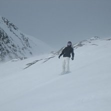 Kl&auml;ttrat upp p&aring; sidan av fj&auml;llet f&ouml;r att f&aring; k. Foto: Hannes. &Aring;kare: Anton Karlsson.