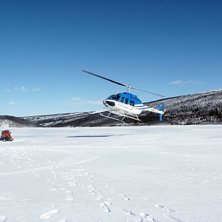 Heliski med HeliNord i Kittelfj&auml;ll under den sn&ouml;. Foto: Jonas Emilsson. &Aring;kare: Flygtj&auml;nsts helikopter.