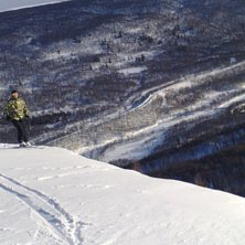 Guld v&auml;der och offpist &aring;kning i grytan (Ramundbe. Foto: Bj&ouml;rn Tr&ouml;jbom. &Aring;kare: Anton Dahlgren.