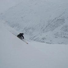 En r&auml;tt mysig sv&auml;ng i r&auml;tt mysig sn&ouml; i r&auml;tt m. Foto: Lilleman. &Aring;kare: Per Jonsson.