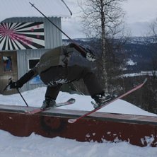 Ragnarsson visar skillsen p&aring; boxrailen :P ... . Foto: Charles Tatter. &Aring;kare: Alx Ragnarsson.