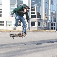 Sebban &auml;r n&ouml;jd och g&ouml;r en doubble kick flip. Foto: Linus Nystr&ouml;m. &Aring;kare: Sebastian Fredriksson.