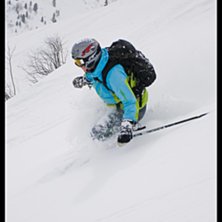 Mia (fru &Aring;kesson) l&auml;gger en sv&auml;ng n&aring;gra meter . Foto: Christian &Aring;kesson. &Aring;kare: Maria J&ouml;nsson.