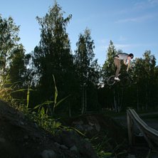 360 X-up  i v&auml;ldigt bl&aring;sigt v&auml;der och tidig sol. Foto: Anton &Ouml;stlund. &Aring;kare: Emil Gybo.