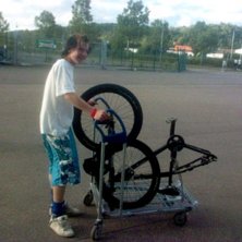 fick punka s&aring; jag tog min cykel och gick hem.... Foto: Billy Kimhed. &Aring;kare: Oscar Fax&eacute;n.