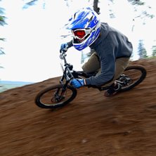 Jag i skogspartiet brevid pisten sn&ouml;vesslan. (Bla. Foto: Jens Sarlin. &Aring;kare: Kristofer Olsson.