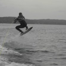 Ett v&auml;rmande hopp en kall dag i september. Foto: Michel Westher. &Aring;kare: Erik Collin Aronsson.