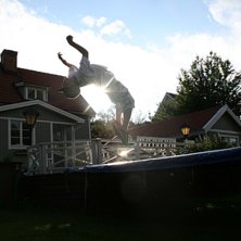 Langar b-flip fr&aring;n mattan. Foto: Jesper Andersson St&aring;hl. &Aring;kare: Andreas Ekstr&ouml;m.
