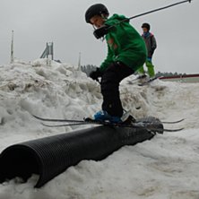 ja railar p&aring; ett r&ouml;r vid lugnet.. Foto: dan nygren(daddy). &Aring;kare: andreas nygren(jag).