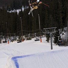 bakl&auml;nges sjusjugo med handp&aring;l&auml;ggning i kl&auml;ppe. Foto: Andreas Timf&auml;lt (Sweden Pro Photo). &Aring;kare: Jesper Nor&eacute;n.