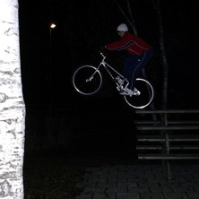 En liten drop med min helt nya Koxx levelboss cyke. Foto: Gustav Larsson. &Aring;kare: Mikael Saadat.