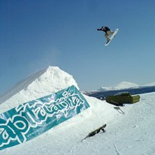 stora hoppet i t&auml;rnaby! grymt kommer bil grymmare. Foto: alex.