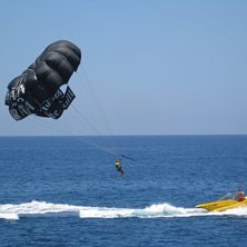 Jag och farsan passa p&aring; att &aring;ka parasailing n&auml;r. Foto: Micke. &Aring;kare: Jag.