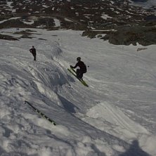 Riksgr&auml;nsen i mitten p&aring; juni, 20 grader och 1 me. Foto: H&aring;kan lr David. &Aring;kare: Gustaf Karlsson.