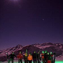 Den &aring;rliga moonlighthikingen. Kl&auml;ttringen b&ouml;rja. Foto: Niklas Holmberg. &Aring;kare: Pettneu Campers.