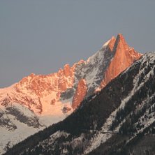 Fin fin bild p&aring; en bergstopp i solnedg&aring;ngsljuset. Foto: Oskar Melking. &Aring;kare: Ojssan??.