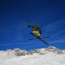 Mini hopp min f&ouml;rsta skiddag den vintern.. Foto: Erik (Efternamn?). &Aring;kare: Viktor Roos.