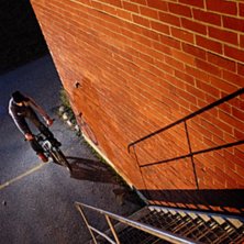 en wheelie i solnedg&aring;ngen :). Foto: Petter Engblom. &Aring;kare: Bobbe.