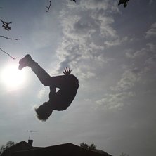 Henke g&ouml;r en frontflip. Foto: Hampus Eklund. &Aring;kare: Henrik Jansson (henke_jibber).