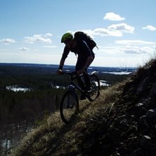 Cykling p&aring; kanten av branten.. Foto: Johan Vall. &Aring;kare: Jens H&auml;ggstr&ouml;m.