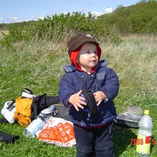 Pappa e d&auml;r ute &aring; kitar varf&ouml;r skall jag st&aring; h. Foto: mamma. &Aring;kare: theo.