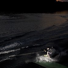 En wakeskate session i nyn&auml;s d&auml;r Rob k&ouml;r en Shu. Foto: Fredrik Andersson. &Aring;kare: Robert Gustavsson.