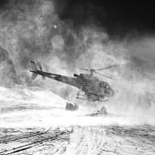 Heliski, strax innanf&ouml;r gr&auml;nsen till Schweiz, ko. Foto: Viktor Sundvall.