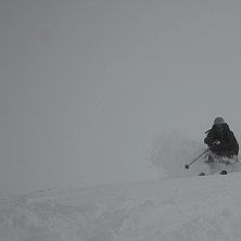 Med h&ouml;g fart och feta skidor hanterar Fredrik den. Foto: Linus Hougland. &Aring;kare: Fredrik Helgesson.