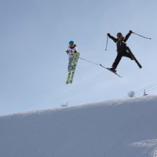 jag och min brorsa hoppar. Foto: mamma susanne. &Aring;kare: jag och min brorsa melwin.