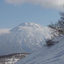 Vulkanen Yotei som ibland, n&auml;r det inte sn&ouml;ar (v. Foto: Anna Lingvall.