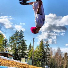 Bild p&aring; mig n&auml;r jag g&ouml;r backflip i Sp&ouml;kbacken . Foto: Jon. &Aring;kare: Joseph Jansson.
