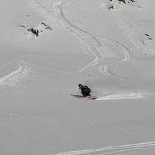 Petter i en brant sluttning vid H&uuml;bli-liften i Rh. Foto: Arvid Hejll. &Aring;kare: Petter Gustafsson.