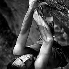 Anders kl&auml;ttrar en 7b+ p&aring; tj&ouml;rnbroklippan. . Foto: Jonas Ahlman. &Aring;kare: Anders Wilson.