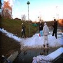 Vi jobbar med sn&ouml;n, jag l&auml;ngst till v&auml;nster.. Foto: Andr&eacute; Lindholm.