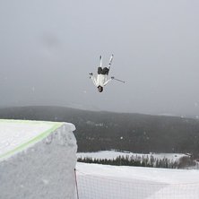 Jag k&ouml;r en fet backflip. Foto: Sven Bogg. &Aring;kare: Niklas Bogg.