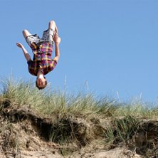 Hur man leker p&aring; stranden, p&aring; ett moget vis.. Foto: Magnus Ch&ouml;ler.