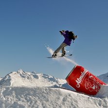 Sk&ouml;n bild p&aring; Arvid som &ouml;ppnar en Almdudler burk. Foto: Felix Frey. &Aring;kare: Arvid H&auml;llje.