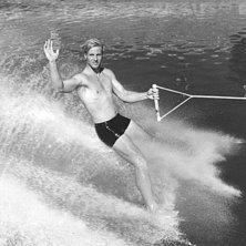 Foto: OLLE KAJ. &Aring;kare: glidigaste 70-talssnubben med en fr&auml;sch vink!.