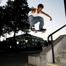Vince drar en h&ouml;g och clean ollie utanf&ouml;r Kommun. Foto: Axel &Aring;kerlund. &Aring;kare: Vincent Lejtzen.