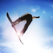 En ok&auml;nd skid&aring;kare en varm dag i Ulricehamns ski. Foto: Jonathan Sandklef.