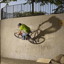 Henke Kjellman i en snygg wallride i stockholms in. Foto: Jesper Molin. &Aring;kare: Henke Kjellman.