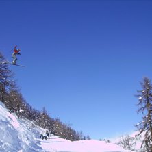 kevin tar en flygtur &ouml;ver en transportstr&auml;cka oc. Foto: sammy. &Aring;kare: kevin.